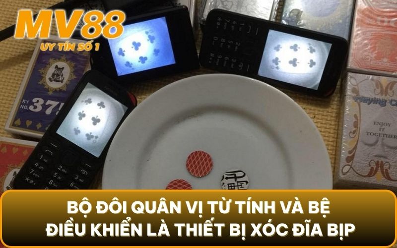 Bóc Trần Thiết Bị Xóc Đĩa Bịp: Chiêu Trò & Cách Phòng Thân 3 Bộ đôi quân vị từ tính và bệ điều khiển là thiết bị xóc đĩa bịp